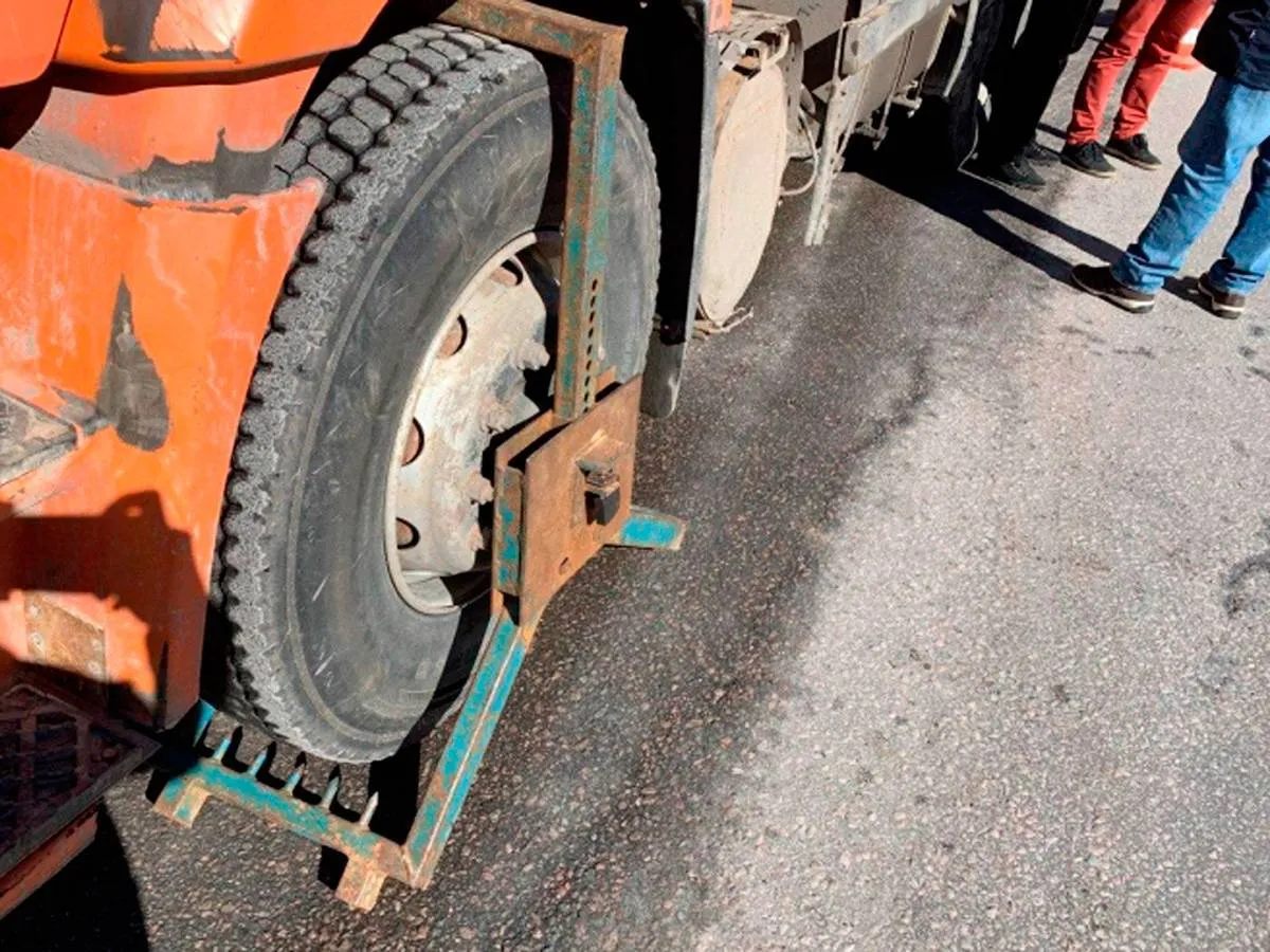 На колеса блокиратор, сверху купол: весовой контроль в Ленинградской области 